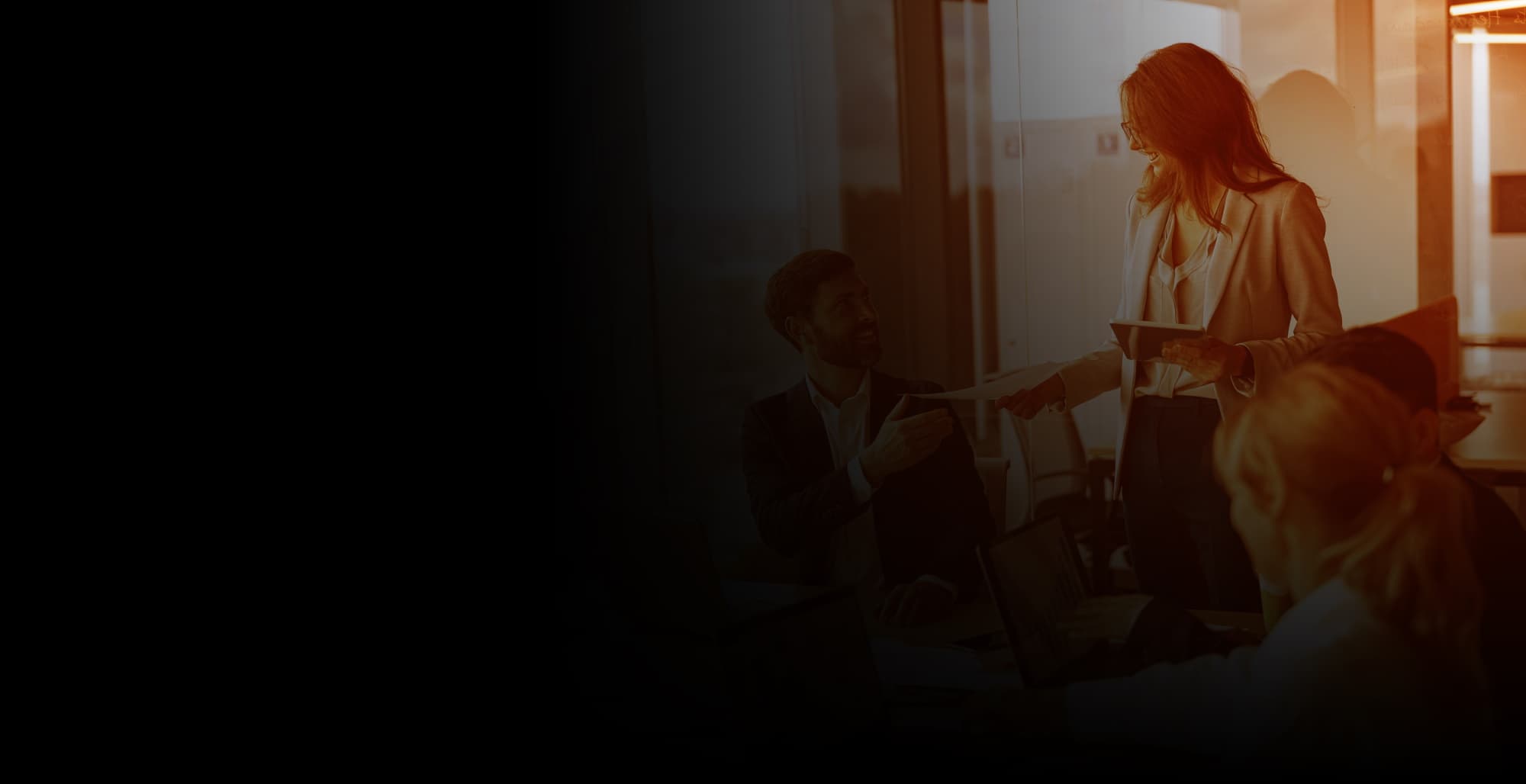 Equipe reunida em ambiente empresarial